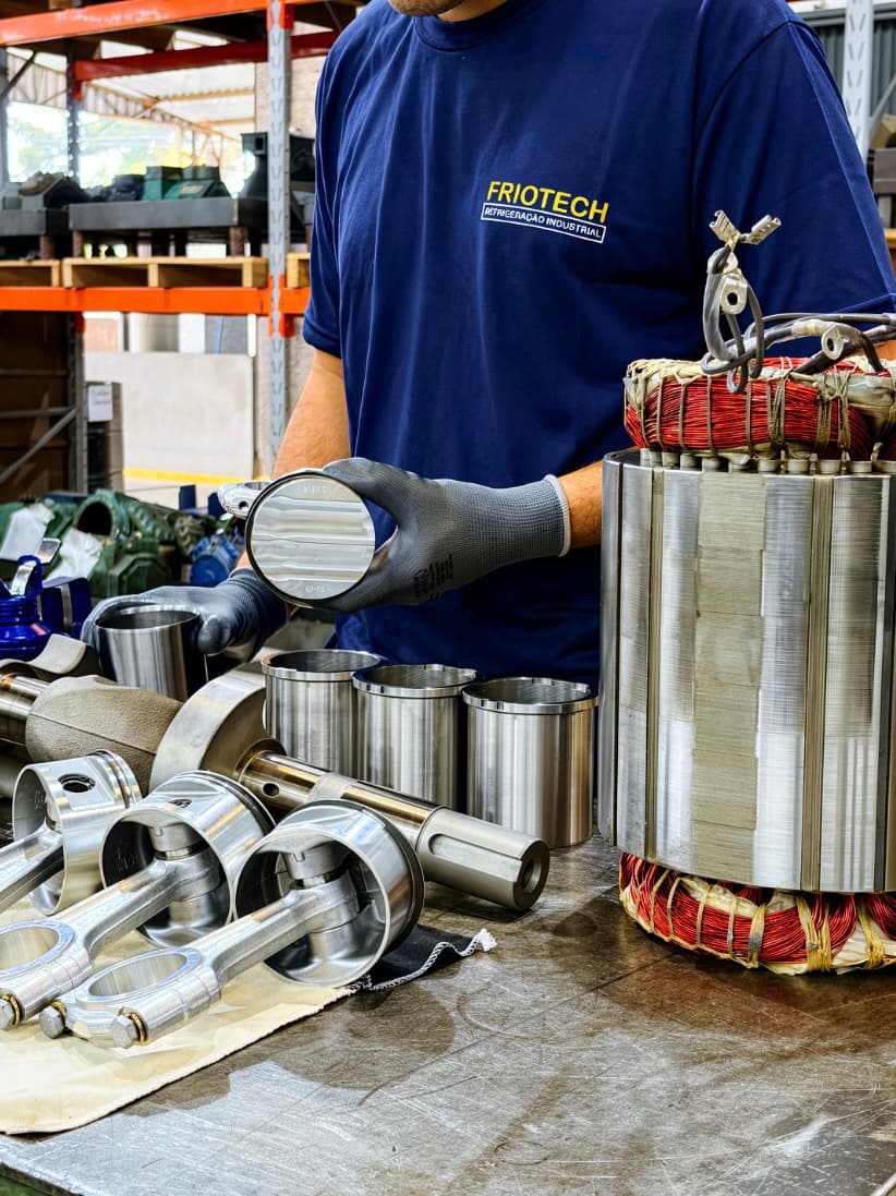 Técnico Friotech preparando peças originais
